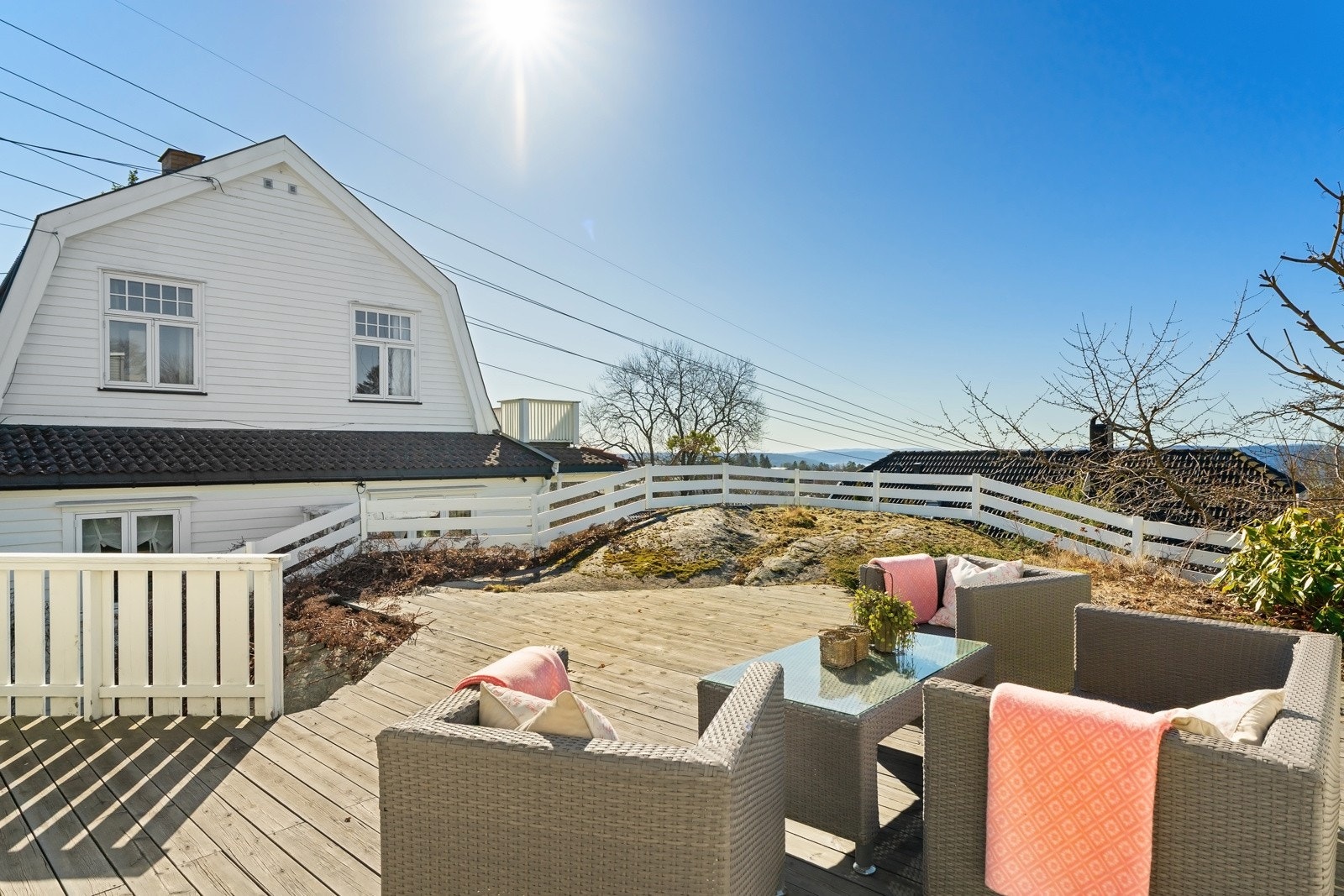 Terrassen ved garasjen bader i sol Galleribilde