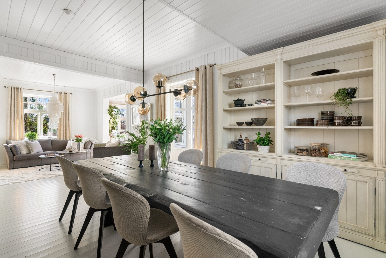 I spisestuen er det fint tilpassede skap som medfølger Galleribilde