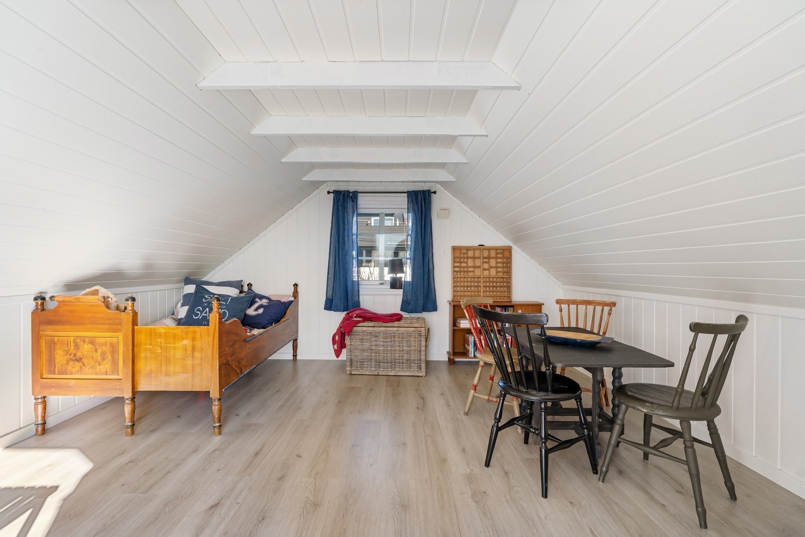 Loft over garasjen er innredet som gjesterom/lekerom (ikke godkjent for varig opphold). Takhøyde på 1,88m er ikke målbart da det er under 1,90m Galleribilde