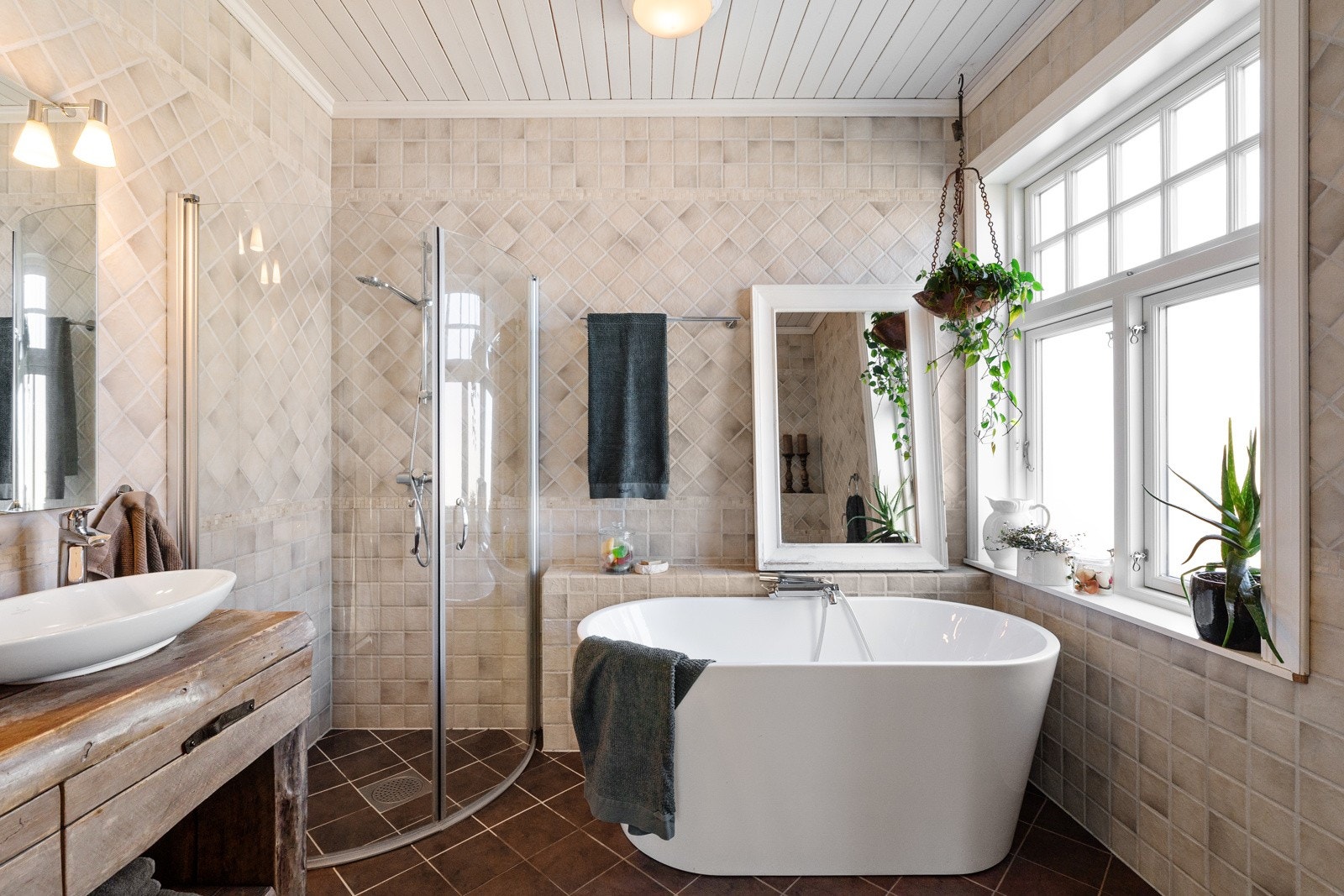 Romslig bad i 1.etasje med både dusj og badekar Galleribilde