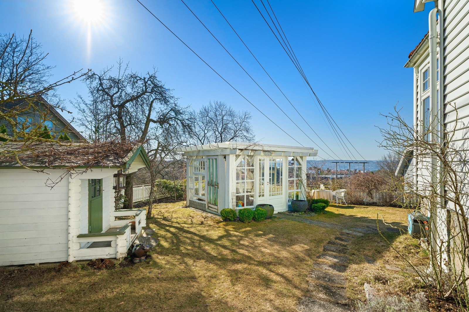 I hagen er det dukkehus og stommerstue Galleribilde