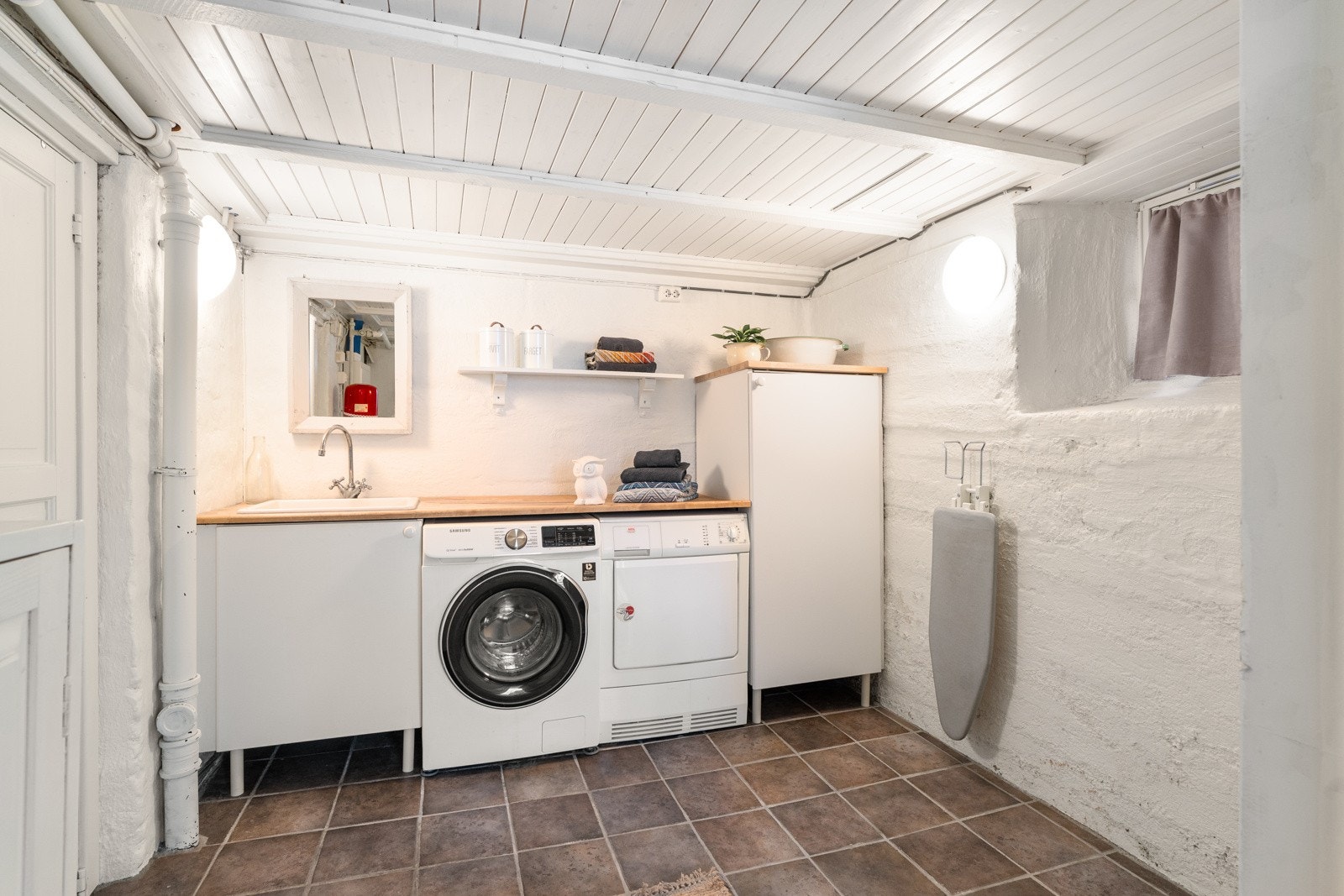 Vaskerom i boligen. Det er også et ekstra toalettrom i kjelleren. Galleribilde