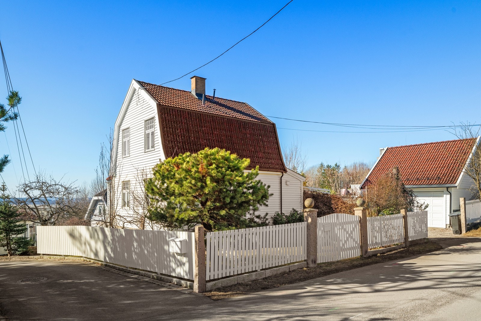 Eneboligen ligger i en rolig sidegate Galleribilde