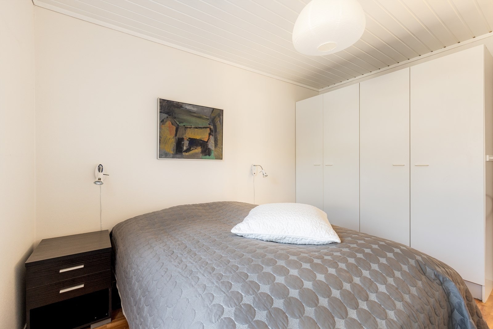 God plass ti klesbeholdningen i garderobeskap på hovedsoverom i hovedetg. Galleribilde