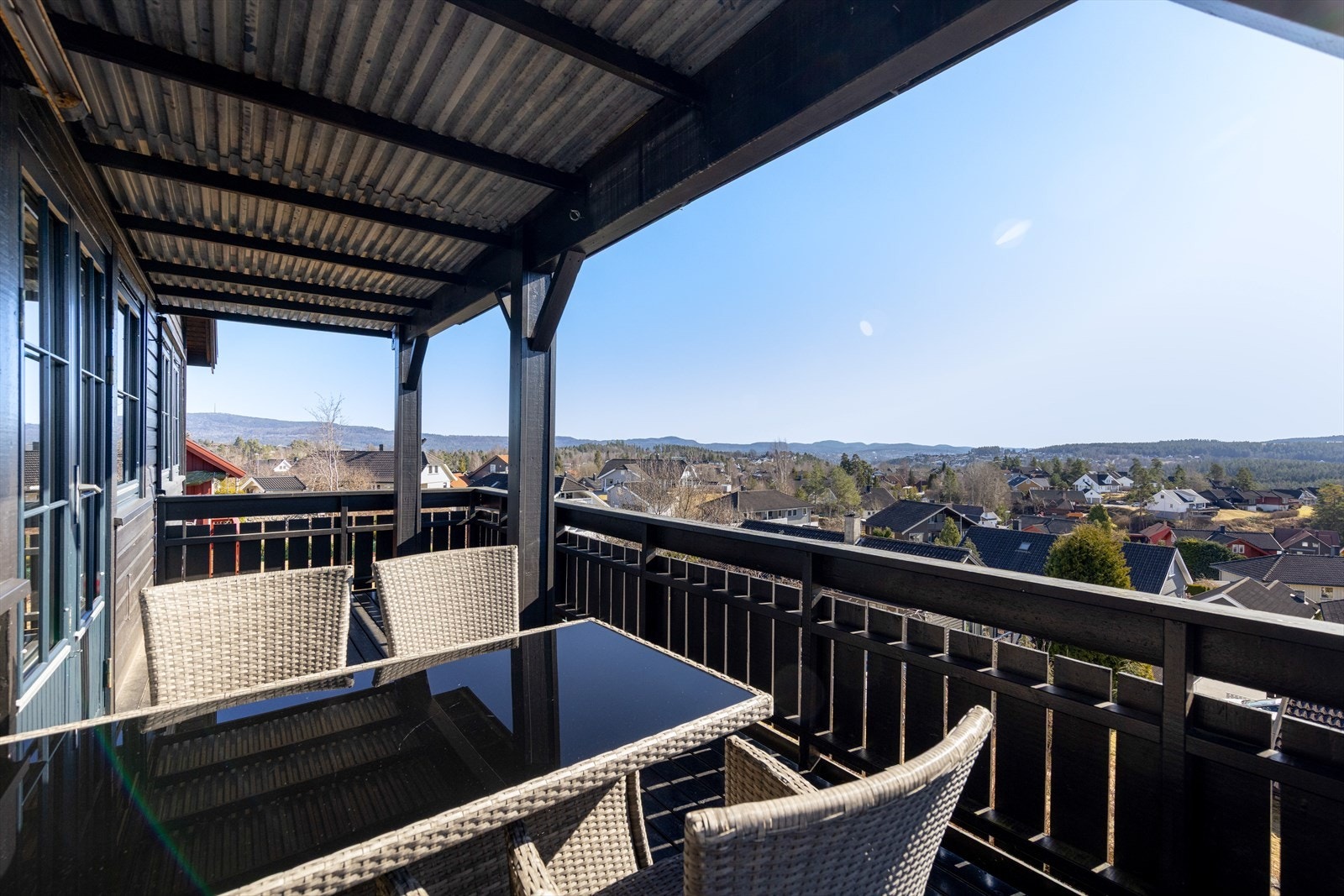 Fra stuen er det utgang til delvis overbygget terrasse på ca. 32 m2. Her er det god plass for utemøblement og grill. Galleribilde