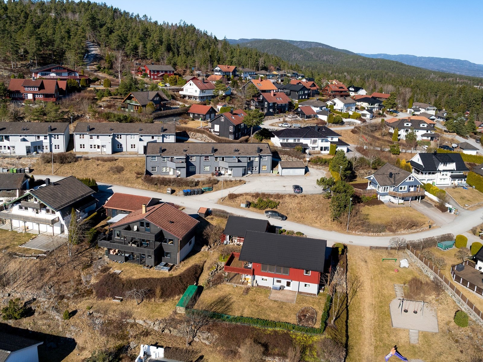 Boligen har flere usjenerte uteplasser hvor du kan nyte solen og utsikten. Fra stue er det utgang til delvis overbygget terrasse på ca. 32 m2. Her er det god plass for utemøblement og grill. Det er i tillegg en nydelig, innglasset hagestue på ca.9 m2 Galleribilde