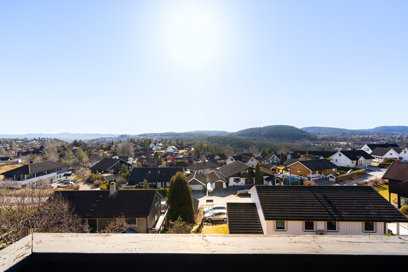 Fantastisk utsikt fra veranda med strålende solforhold Galleribilde