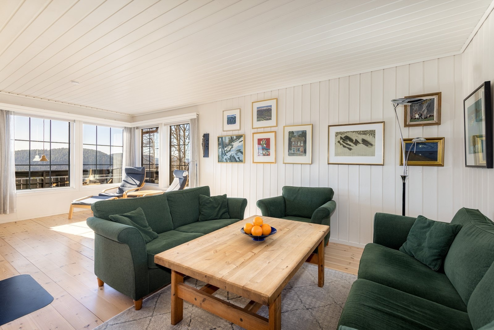 Stuen har god plass for både sofagruppe og spisebord. Galleribilde