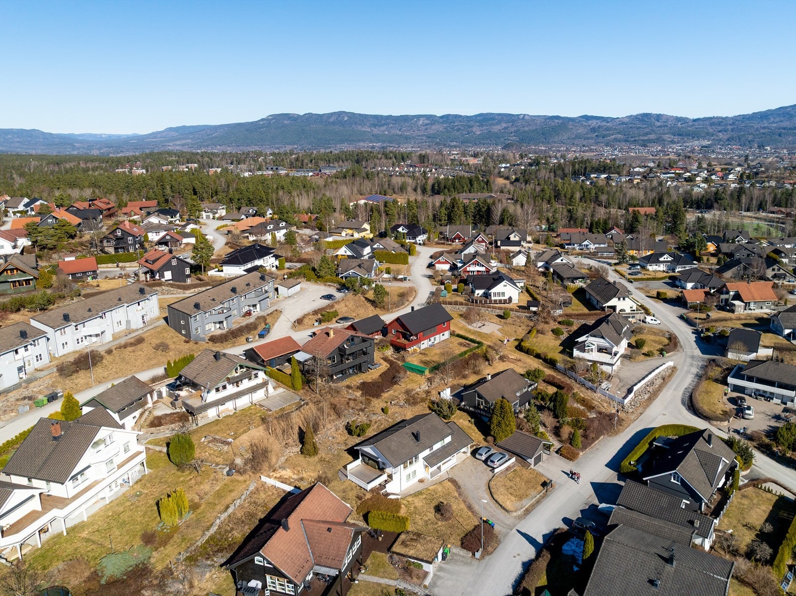 Nærområdet tilbyr flotte tur- og rekreasjonsområder i populære Gulsetmarka, med blant Fantekjerringkollen og Åletjern med lysløype og badeplass. S Galleribilde