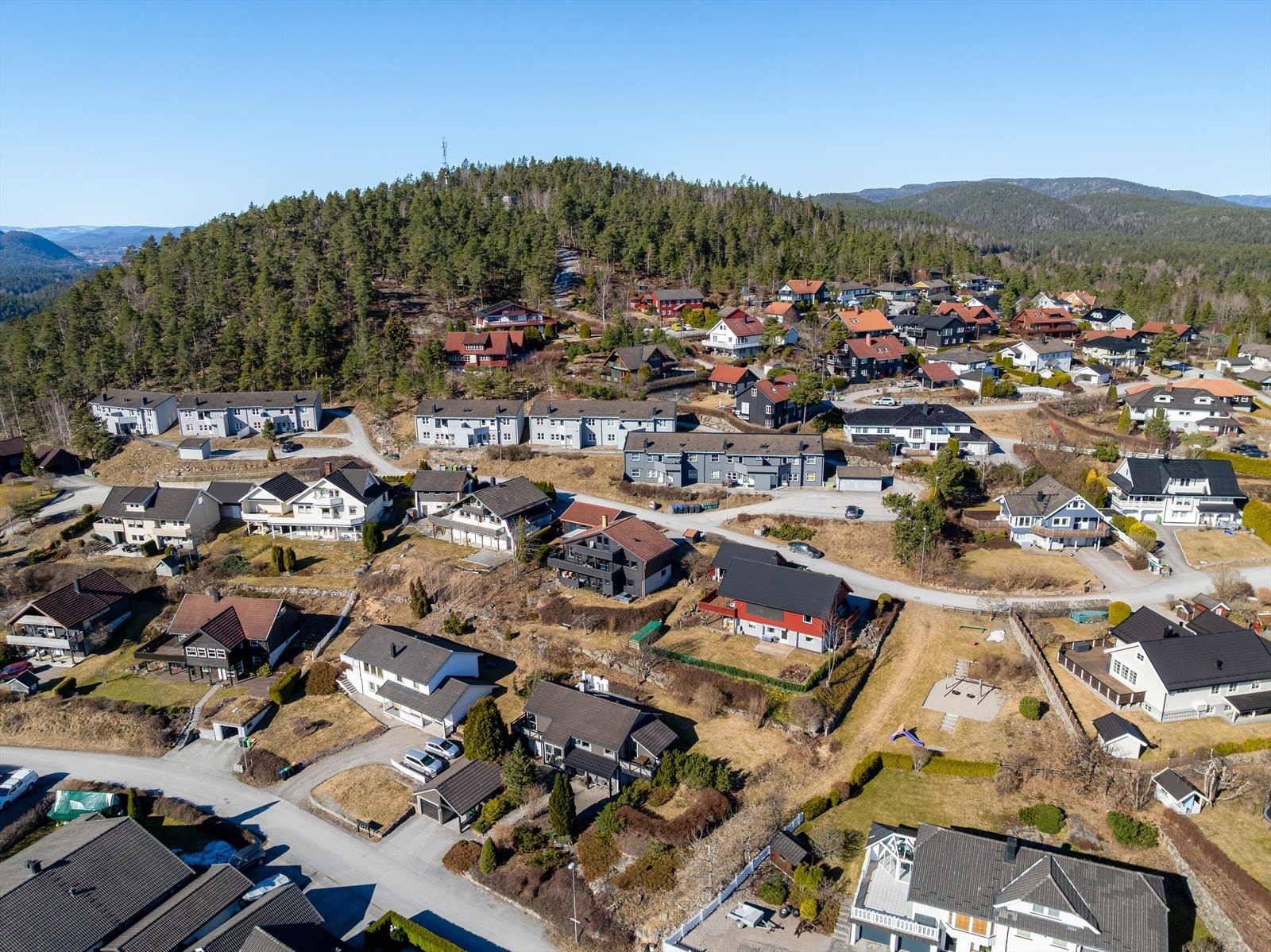 Boligen ligger på høyt og solrikt til på Meierkollen på Gulset, et barnevennlig og attraktivt område med kort vei til de fleste fasiliteter. Galleribilde