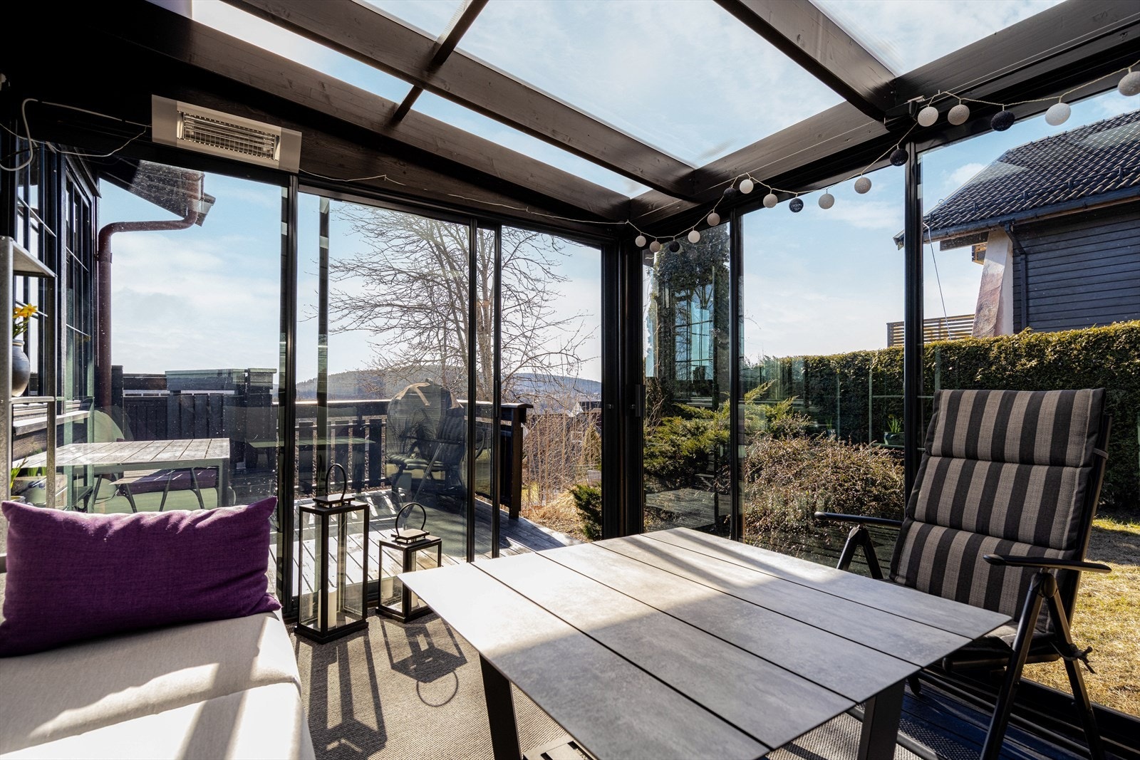 Eiendommen har flere fine uteplasser med flotte solforhold. Galleribilde