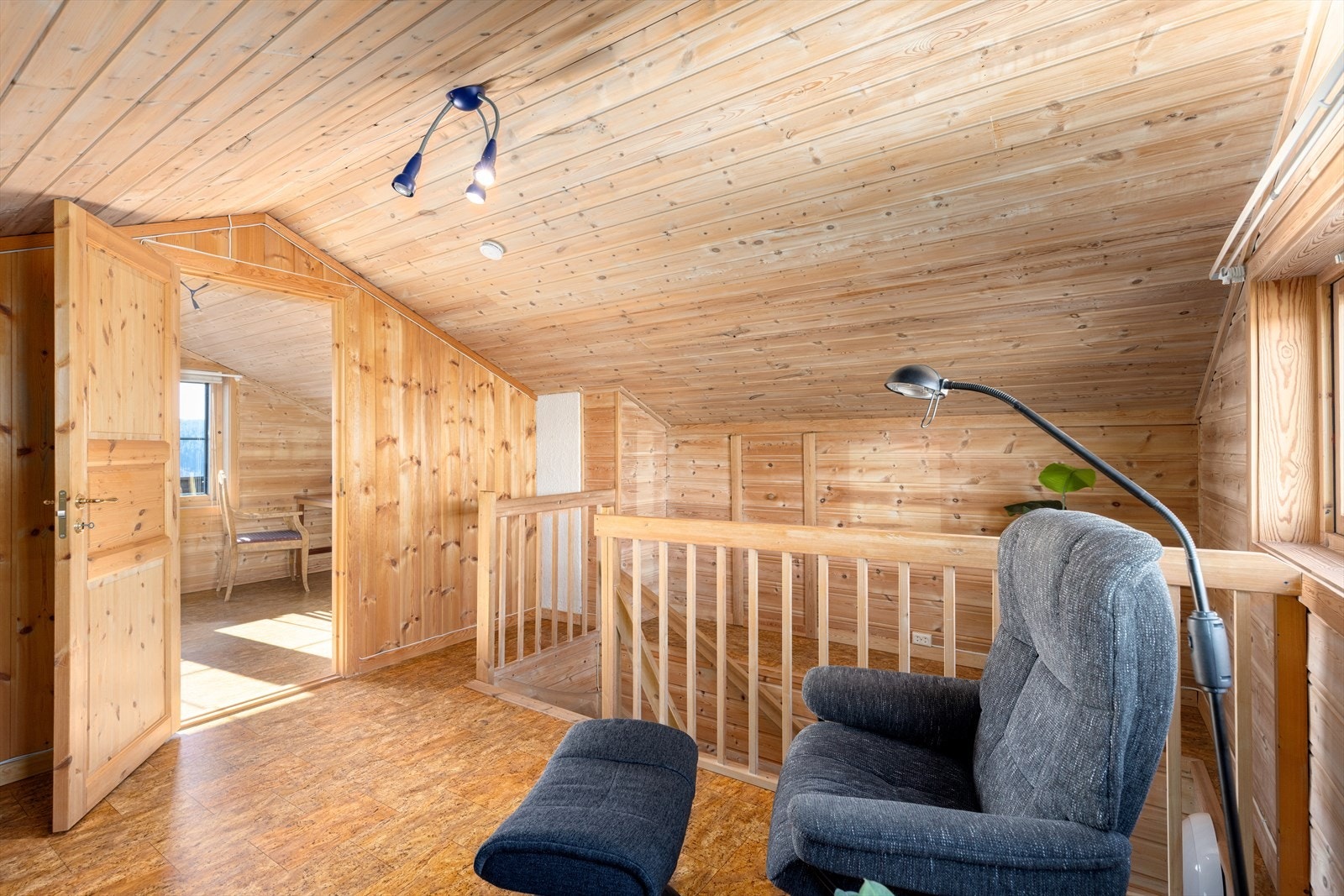 Det er knekott på begge sider hvor det er lagt gulv og satt opp hyller. Her er det god plass for lagring Galleribilde