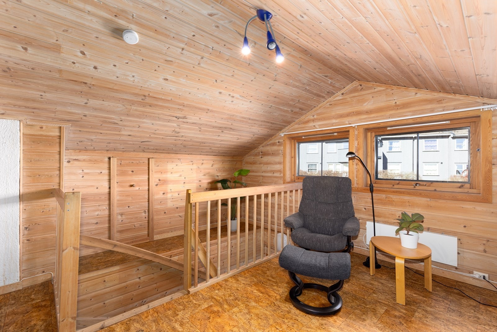 På loft er loftstue og soverom med knekott for god oppbevaring Galleribilde