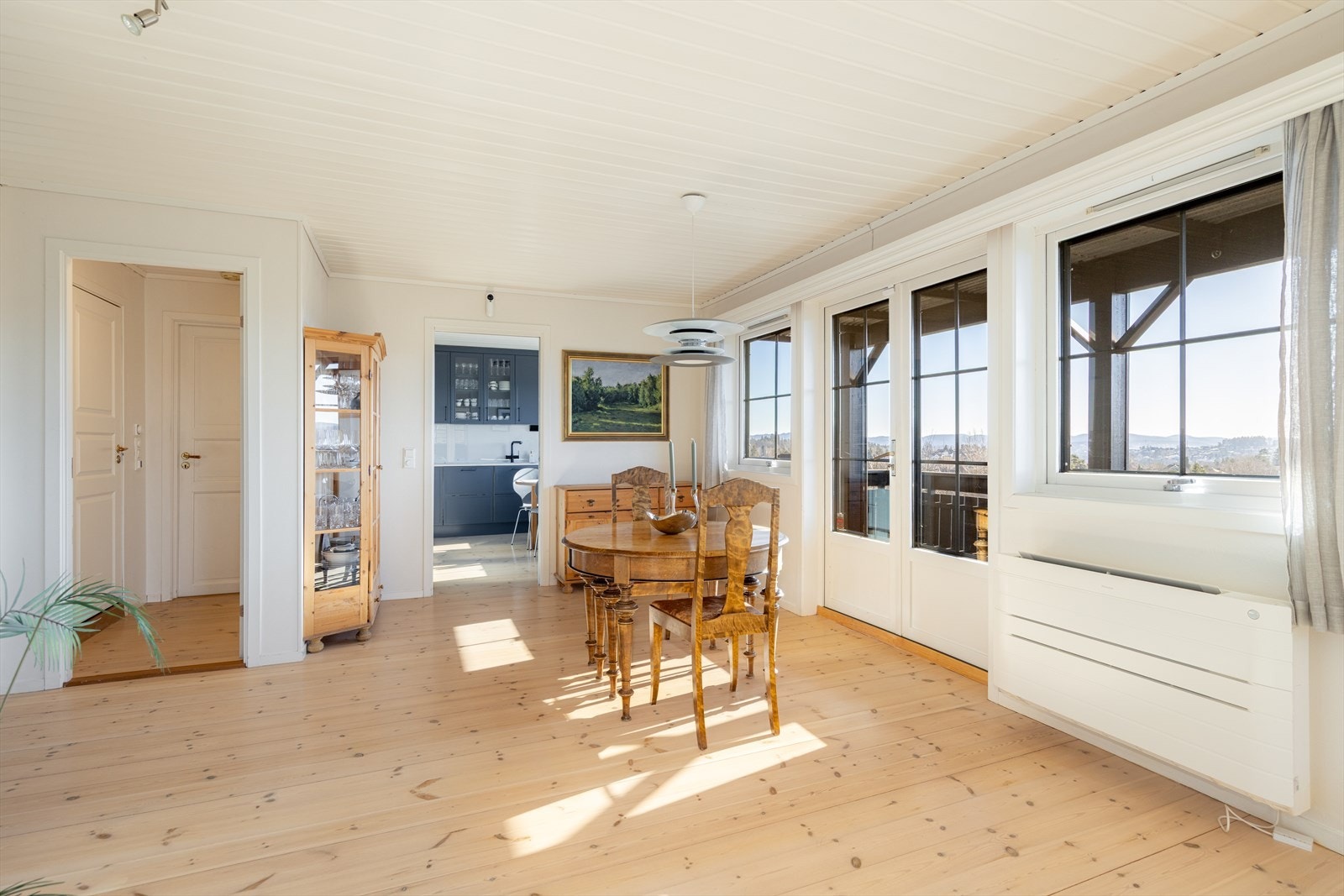 I stuen er det montert vedovn for lun varme på kaldere dager. Det er i tillegg varmepumpe som varmesupplement. Galleribilde