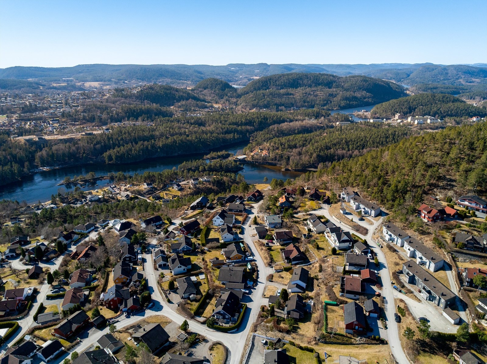 Utover dette er Gulset Telemarks største bydel og sentralt i bydelen er det opparbeidet et bydelssenter med dagligvareforretningene KIWI og Coop Prix, kafé, frisør, apotek og tannlege. Galleribilde