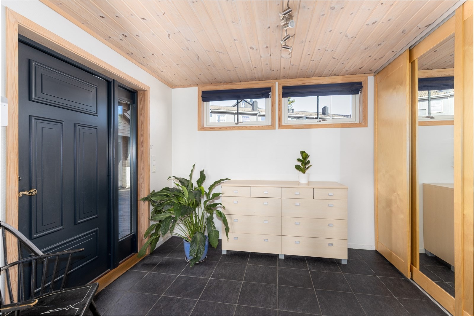 Boligen har en romslig og flott entre som ønsker velkommen inn! I entre er det montert skyvedørsgarderobe med plass for sko og yttertøy. Galleribilde