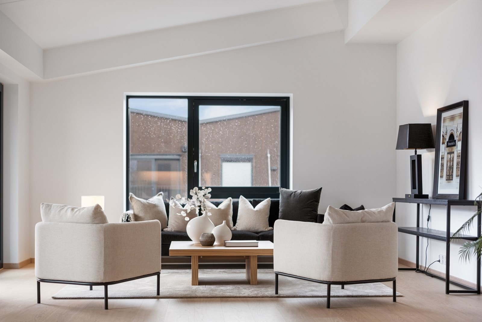 Den enestående og unik takhøyden bidrar til en luftig og behagelig atmosfære gjennomgående i leiligheten Galleribilde