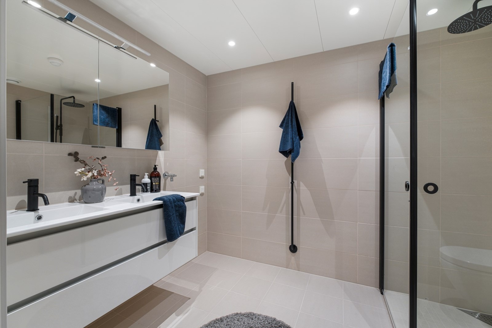 Delikat og moderne flislagt bad på 5,5m² med behagelig gulvvarme. Her får du 30x60cm flis på vegg og 30x30cm gulvflis i Pavigres Minos moon Galleribilde