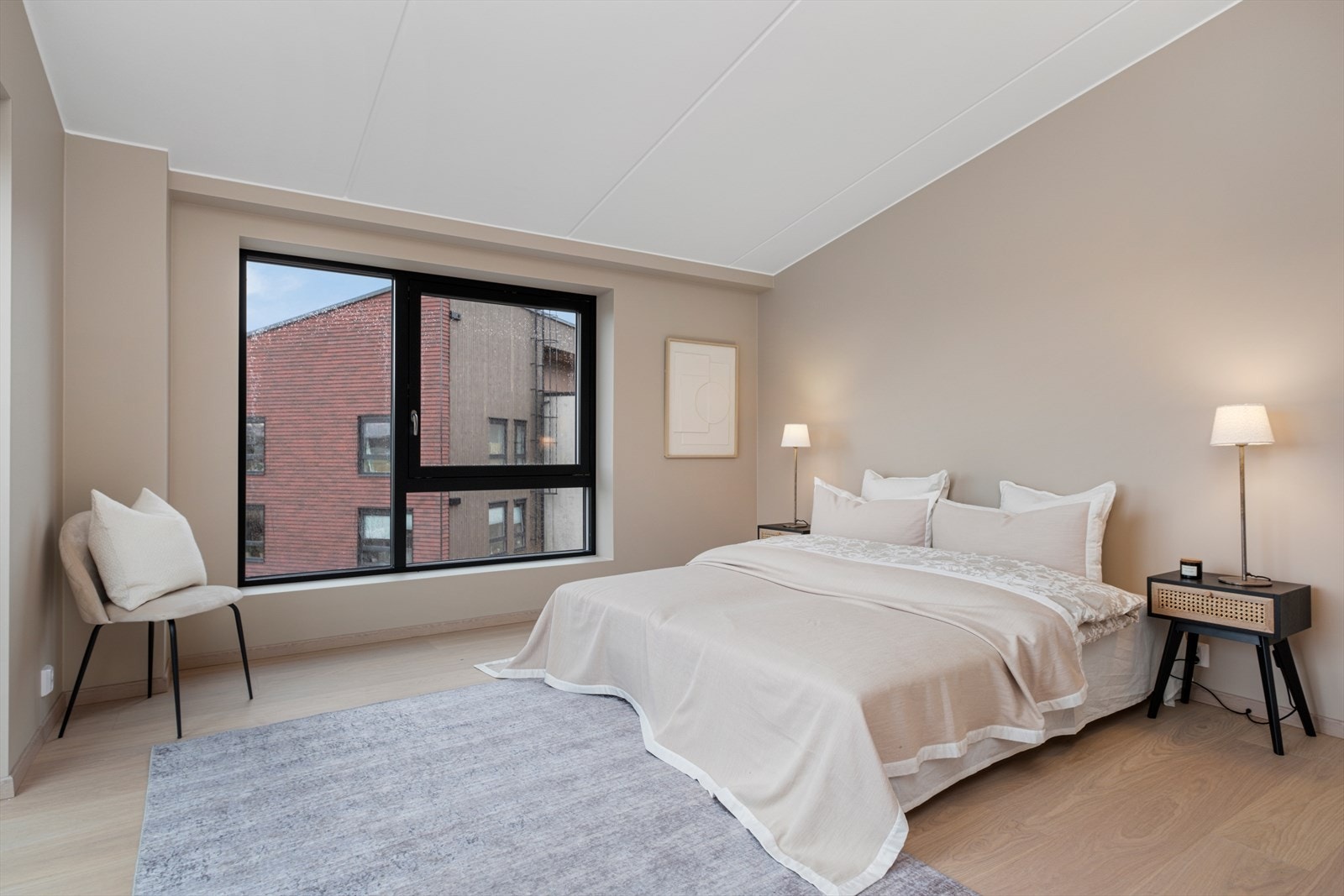 Her får du rikelig med plass til ønsket møblering og praktiske garderobeløsninger Galleribilde