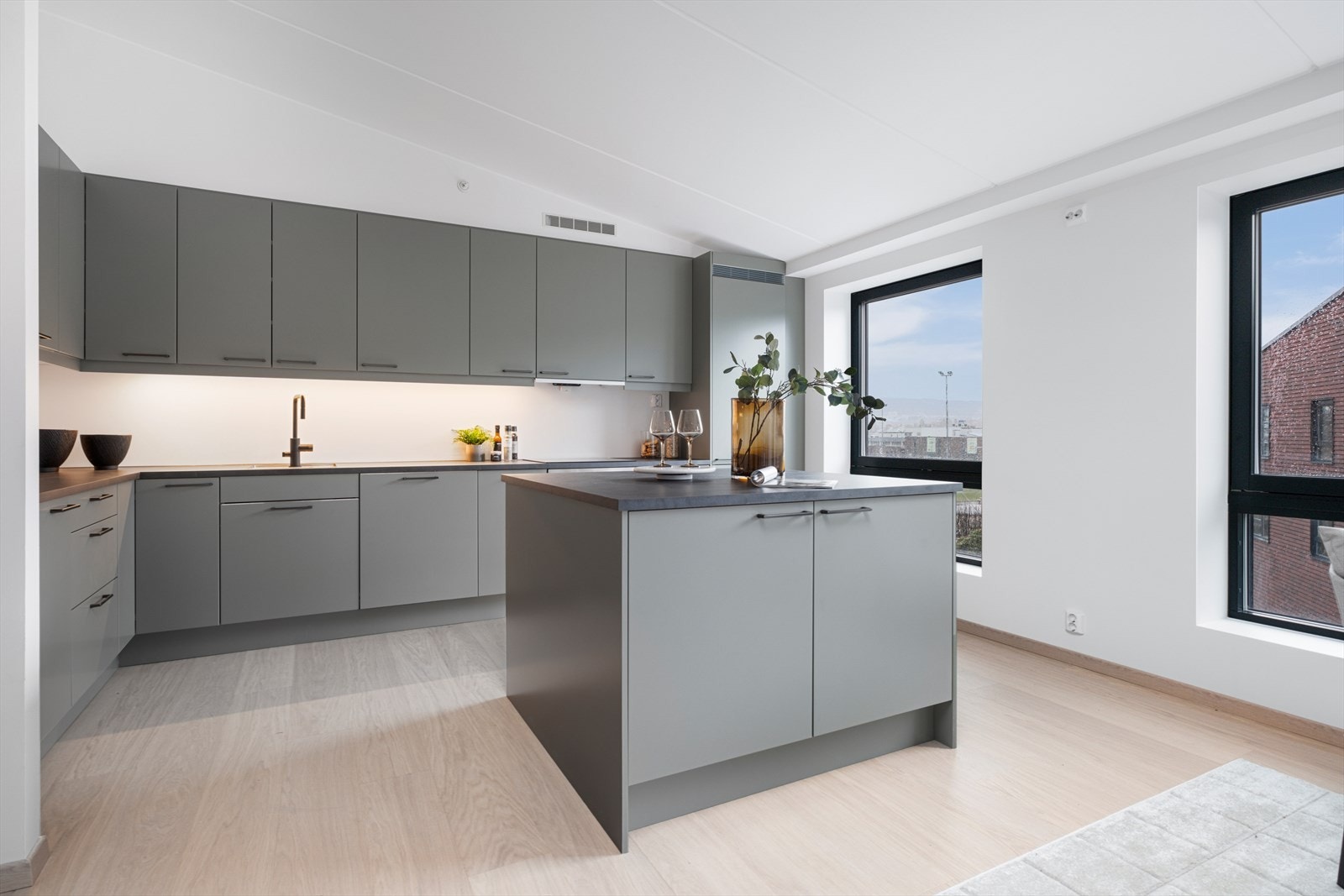 Kjøkkenet har integrerte hvitevarer som stekeovn, platetopp, kombiskap og oppvaskmaskin fra leverandøren Siemens Galleribilde