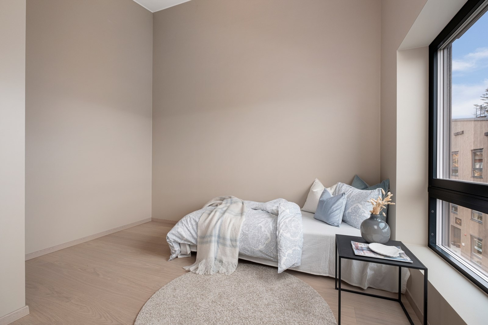 Alle soverommene vender praktisk ut mot baksiden av bygget med roligere omstendigheter Galleribilde