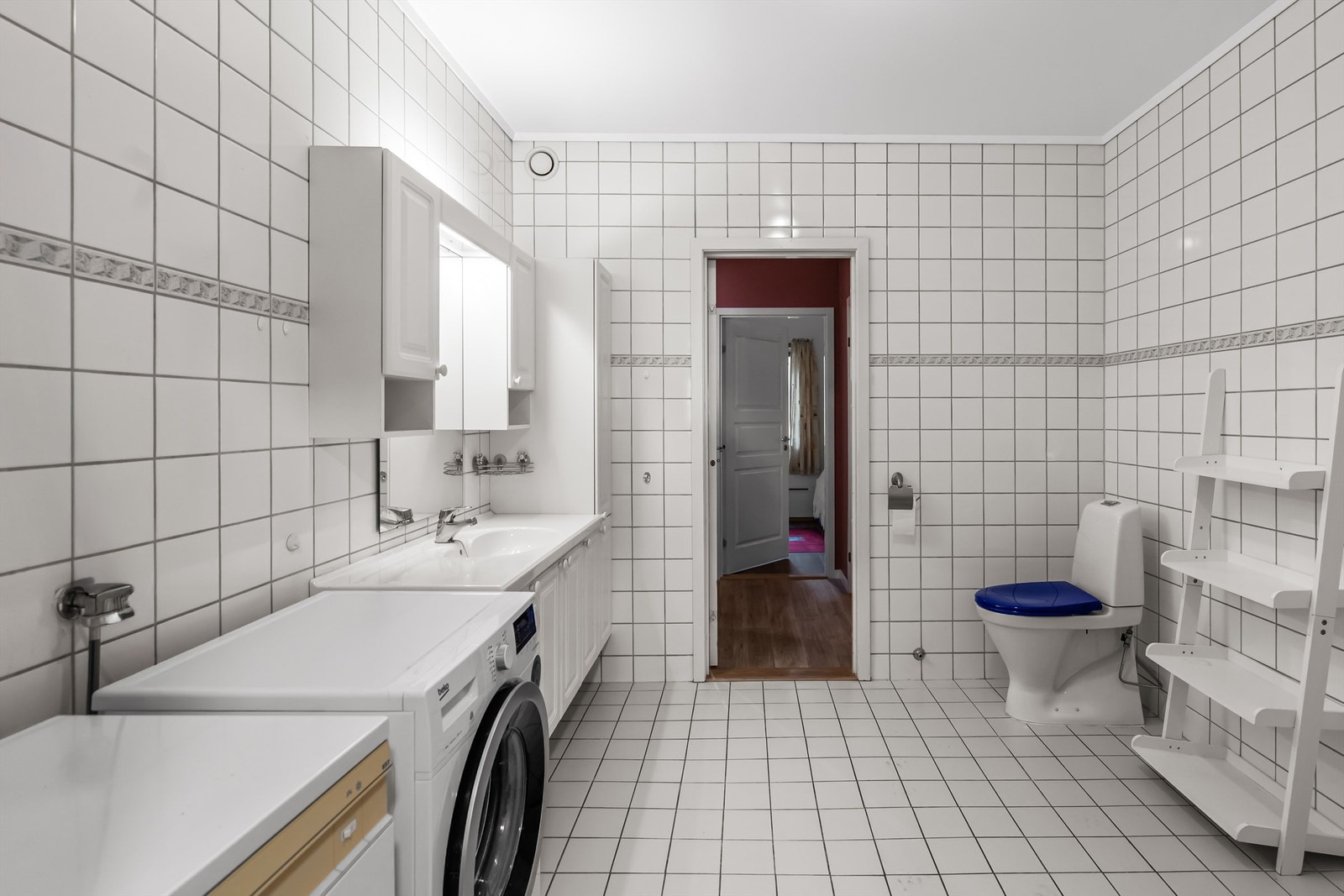 Romslig bad/wc med opplegg til vaskemaskin Galleribilde