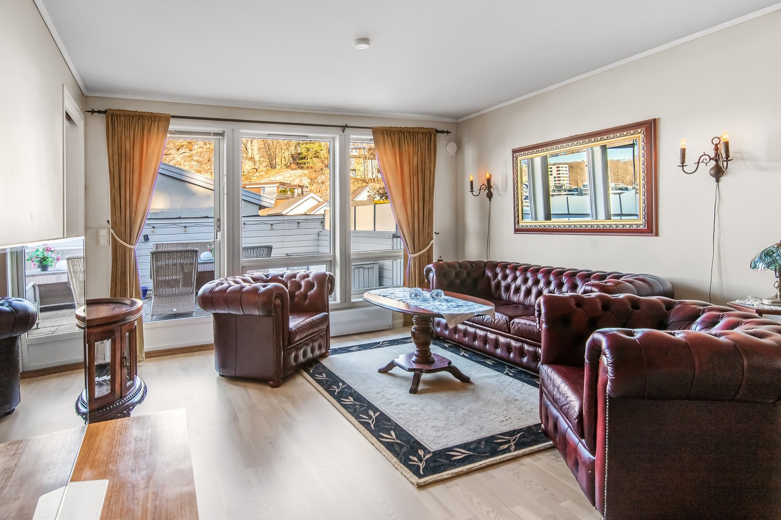 Stue med utgang til stor terrasse med plass til flere sittegrupper Galleribilde