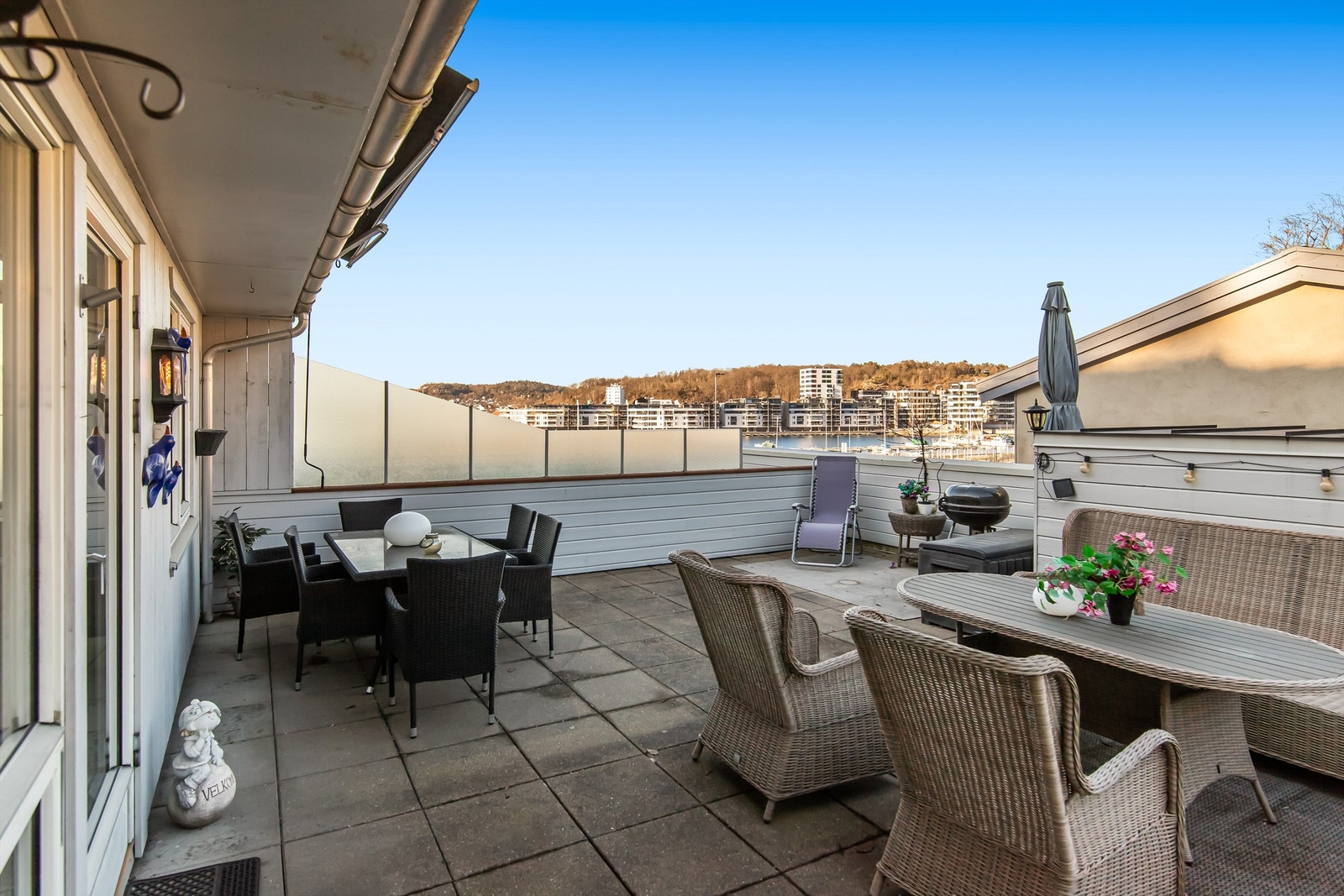 Eiendommen ligger meget sentralt til med en fantastisk utsikt over Indre Havn og omkringliggende områder. Nærmeste matvarebutikk ligger i samme bygg, så her kan du bo særdeles lettvint. Galleribilde