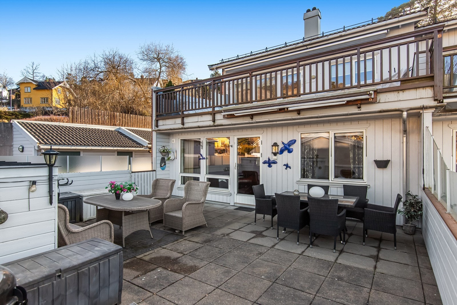 Gangavstand til barneskole, barnehage og ungdomsskole. Det er også særdeles kort vei til Skagerak International School. Galleribilde