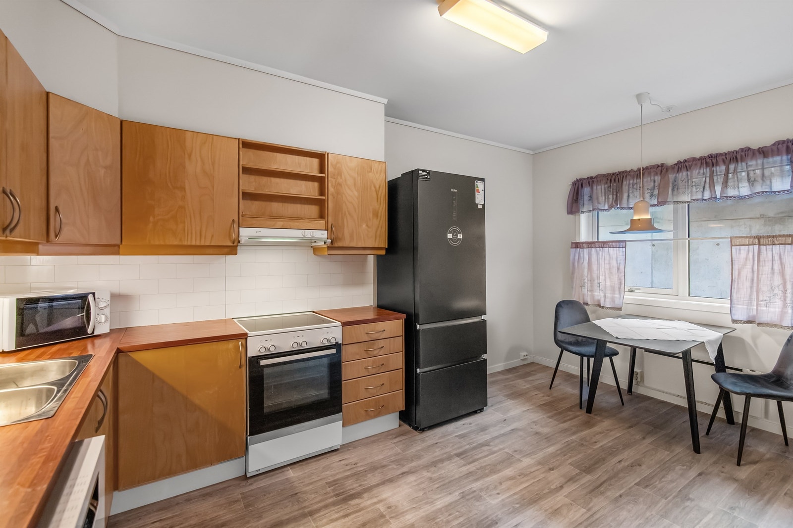 Kjøkken med plass til sittegruppe Galleribilde