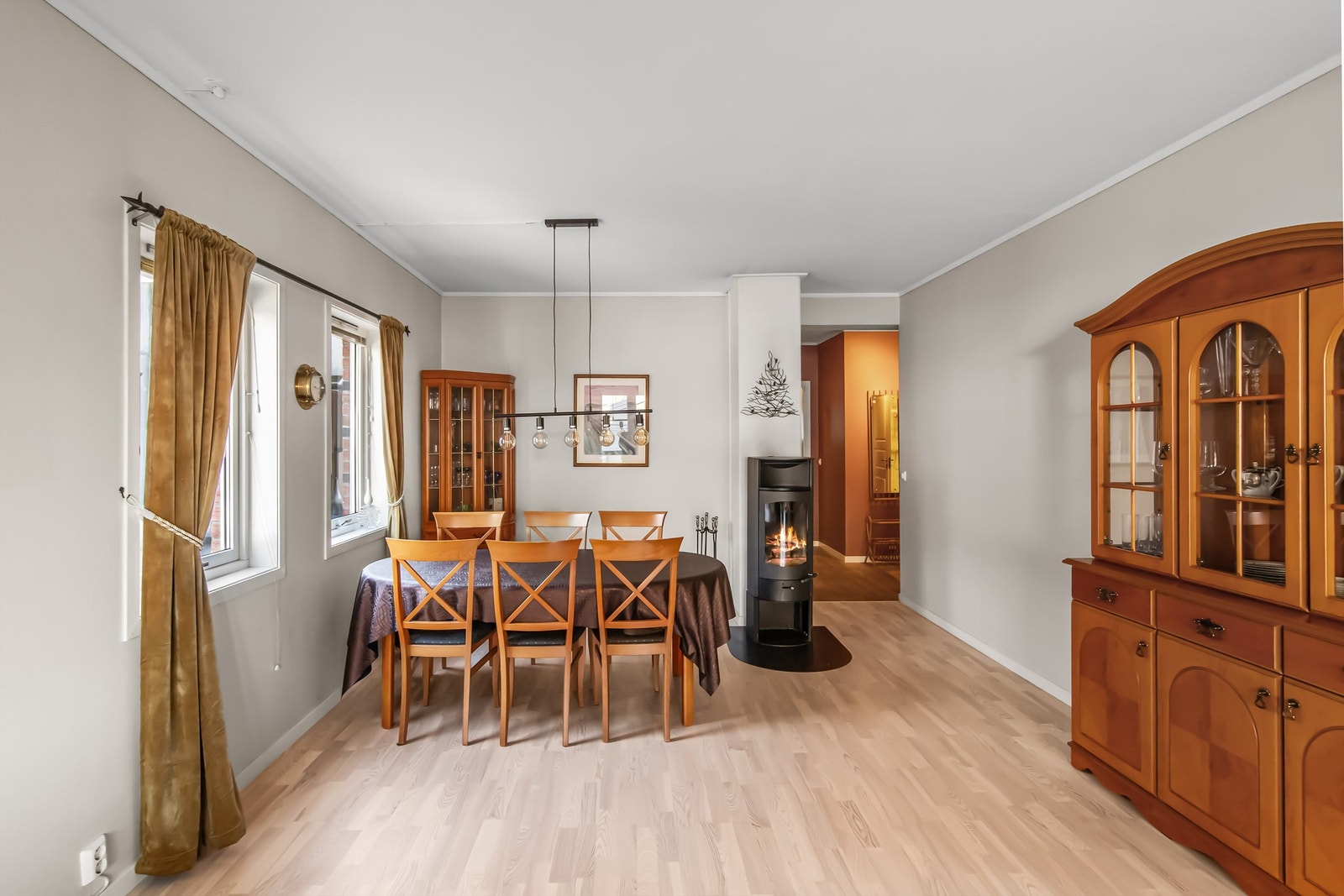 Ved å vende spisestuen kan en få plass til en stor spisegruppe Galleribilde