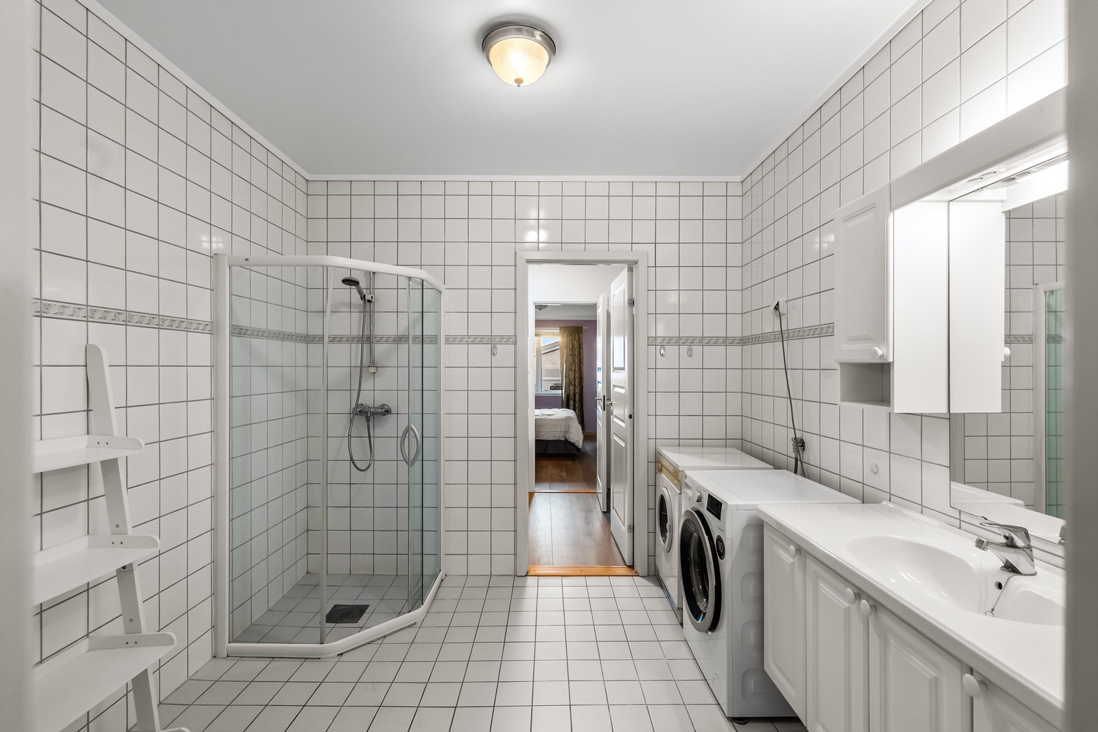 Romslig bad/wc med adkomst til gang og soverom Galleribilde