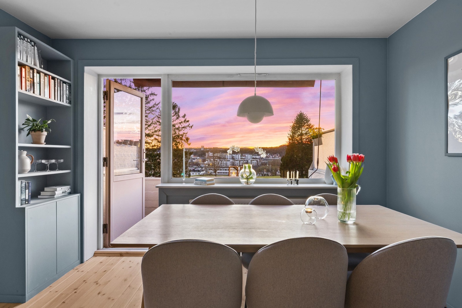 Spisestue med nydelig utsikt! Nyt måltidene i en lys og innbydende stue med store vindusflater og utgang til terrasse. Galleribilde