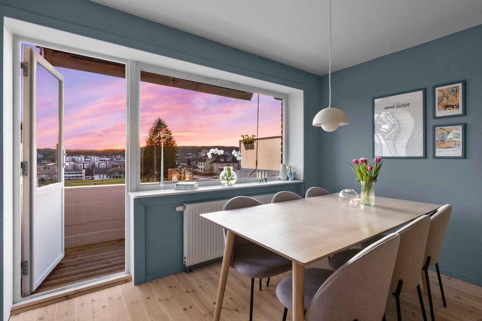 De store vindusflatene slipper inn rikelig med dagslys og skaper en lys og luftig atmosfære i hele leiligheten. Galleribilde