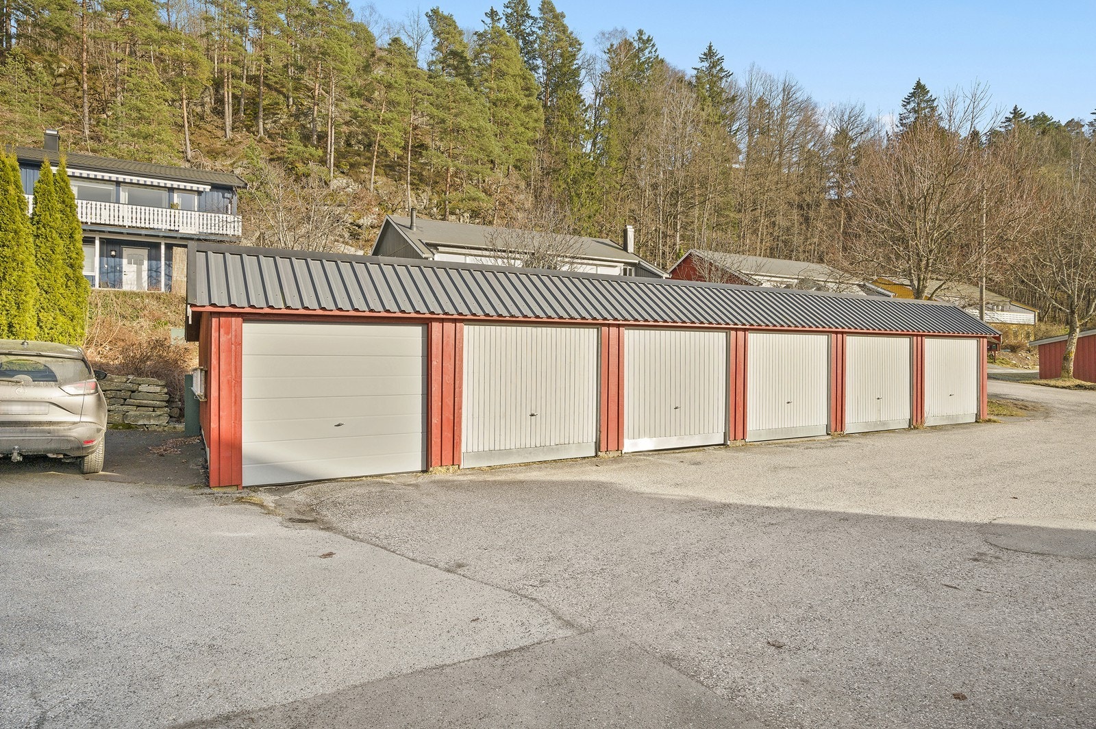 Det er felles parkering på borettslagets tomt. Galleribilde