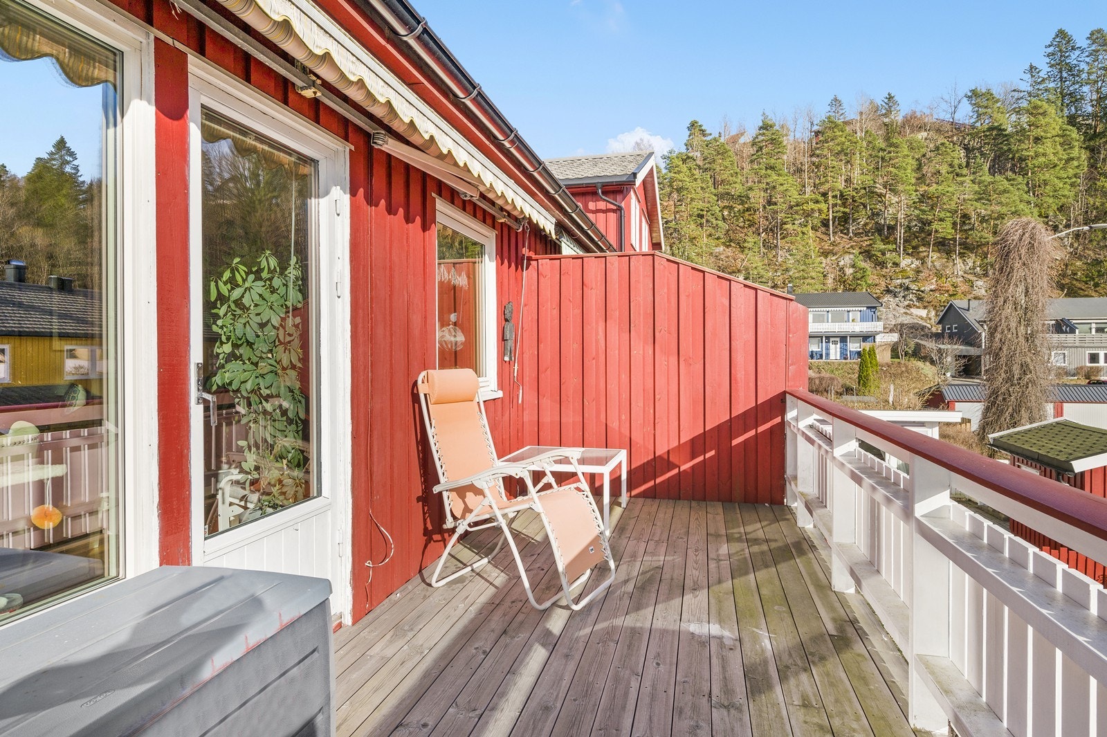 Fra stuen er det utgang til sør/vestvendt veranda hvor man kan nyte den sene kveldssolen. Galleribilde
