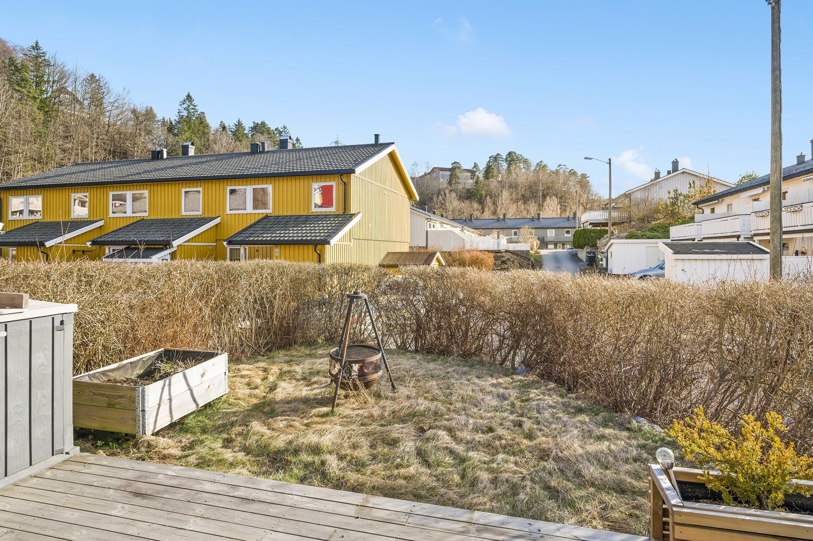 Hyggelig uteområde og en barnevennlig gressplen. Galleribilde