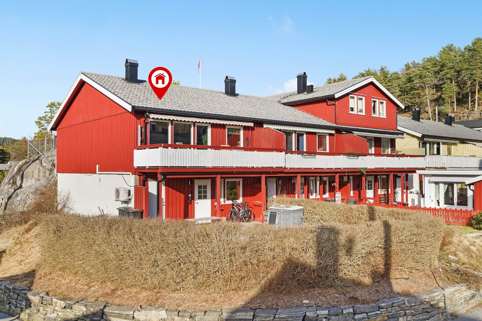Fin endeleilighet beliggende i et attraktivt område, barnevennlig og med gode solforhold. Galleribilde