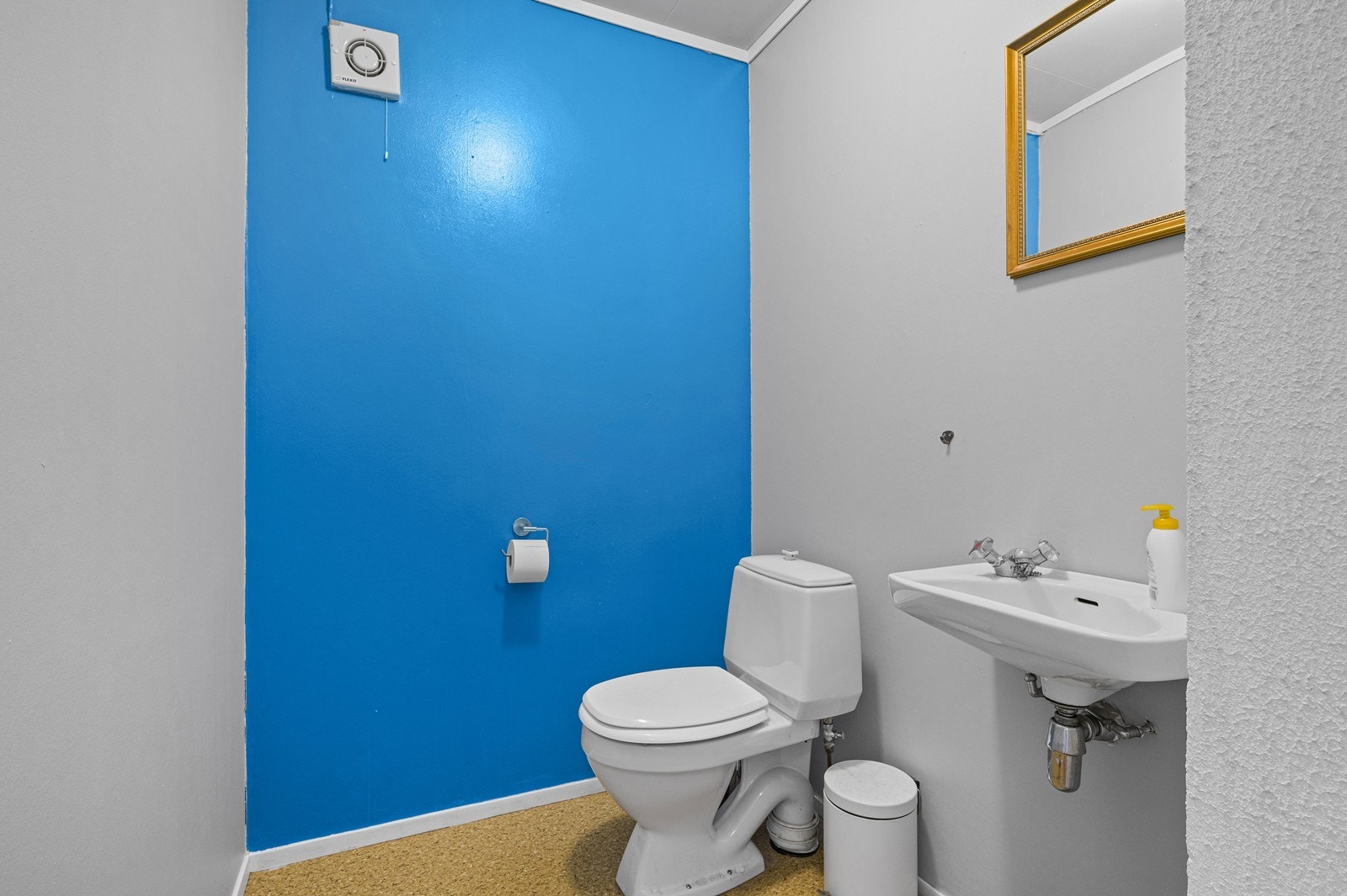 Toalettrom med wc og håndvask. Galleribilde