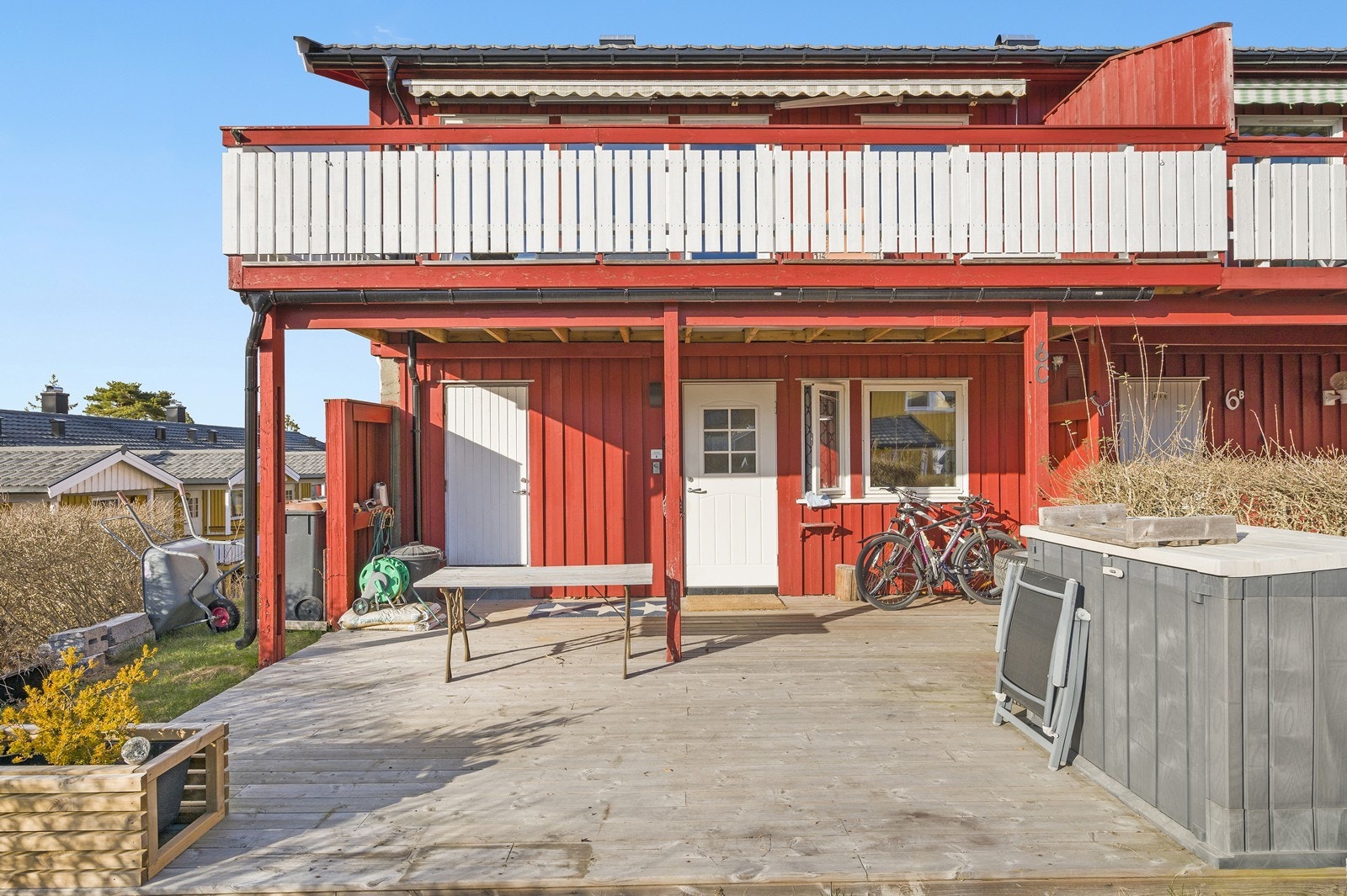 Boligen går over to plan, med hovedinngang i 1. etasje. Galleribilde