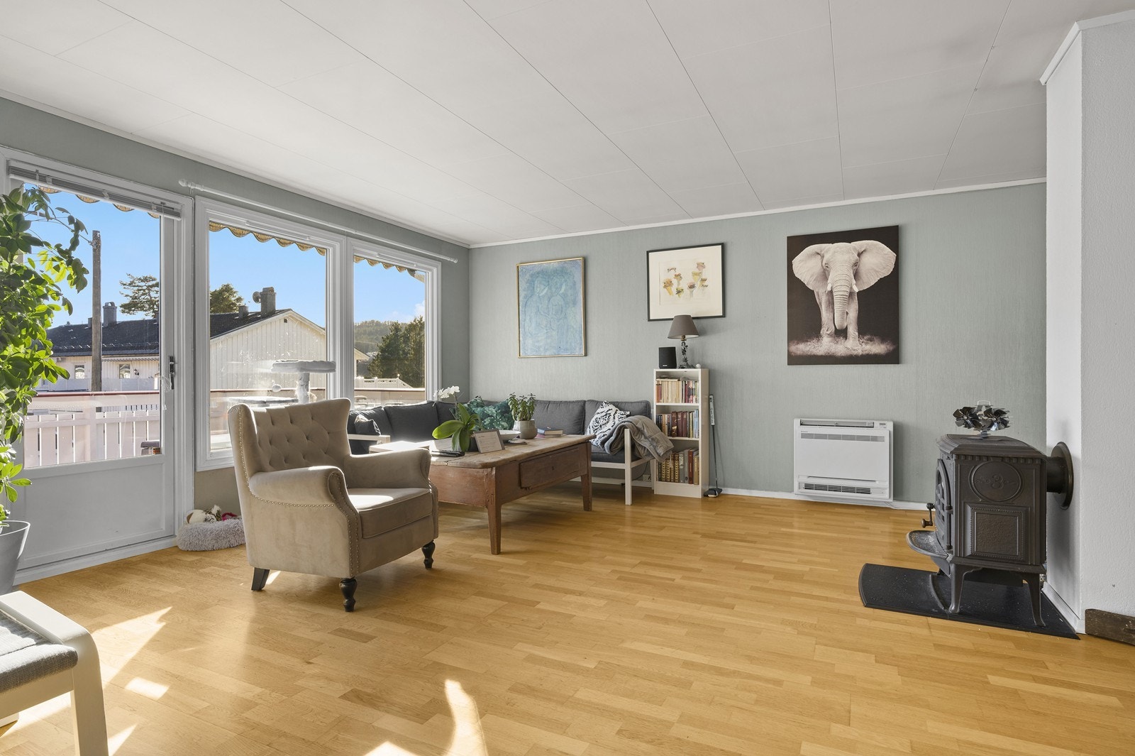 I stuen er det både vedovn og varmepumpe. Galleribilde
