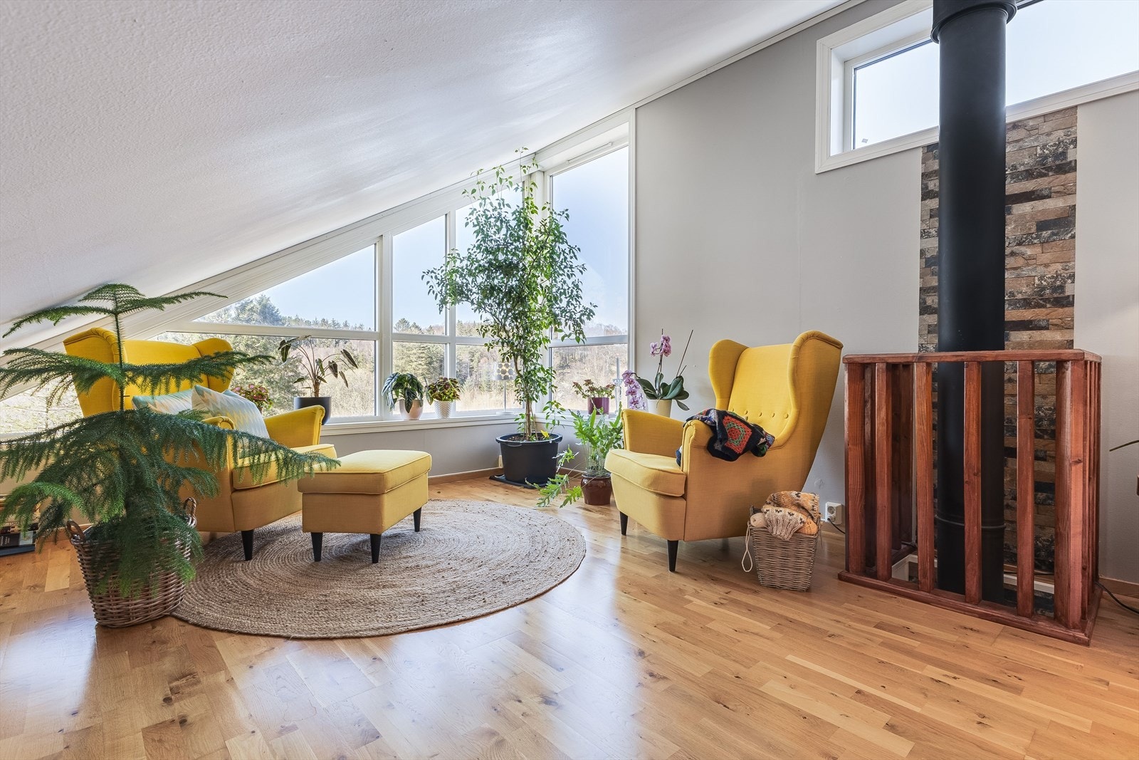 Koselig loftstue med store vindusflater som gir godt med naturlig lys. Galleribilde