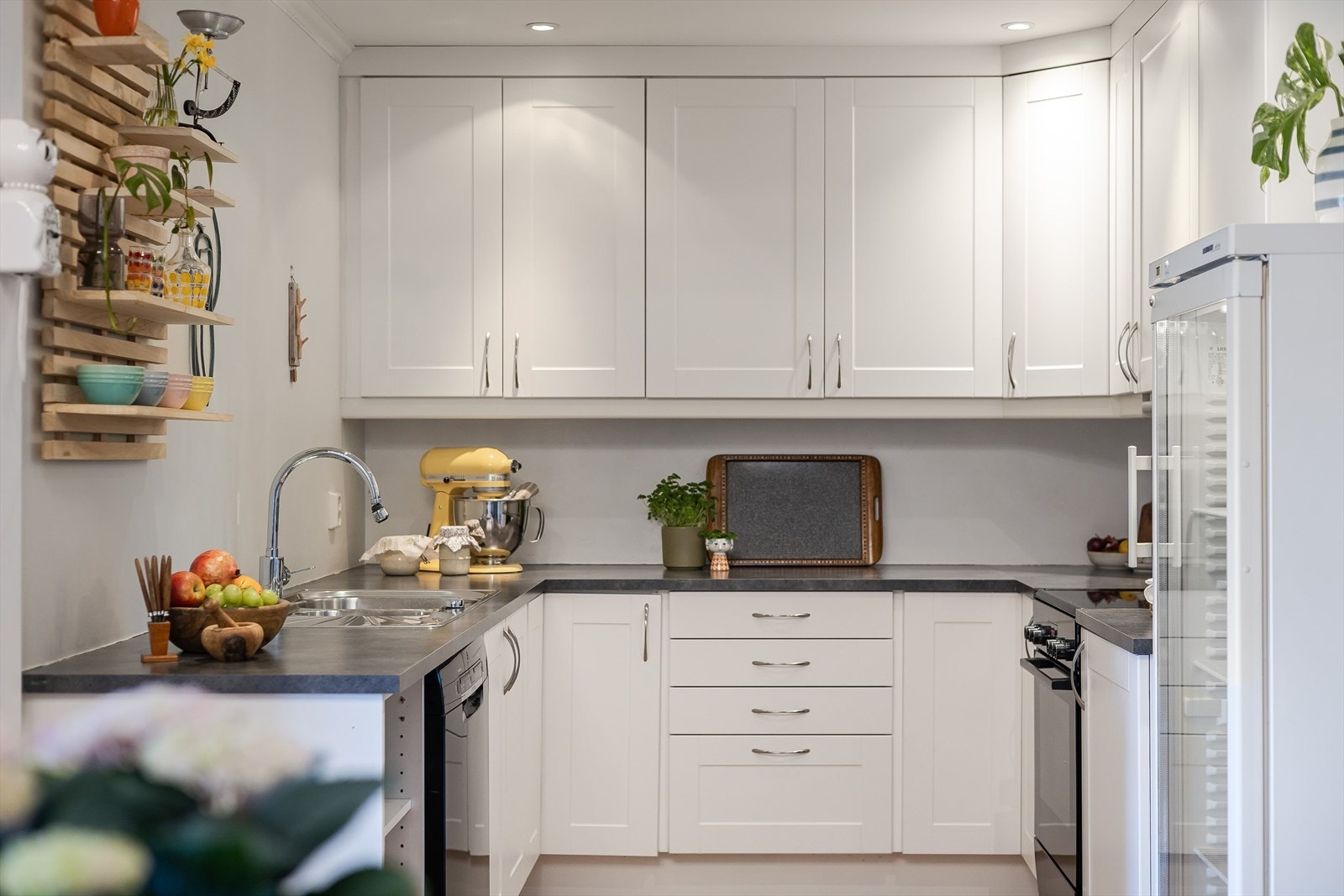 Takhøye overskap gir god plass til ekstra oppbevaring Galleribilde