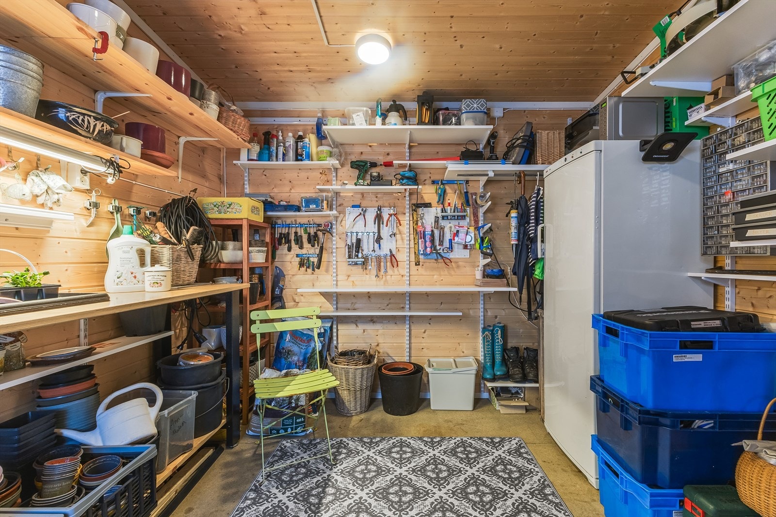 Boden har godt med oppbevaringsplass og et praktisk hyllesystem Galleribilde