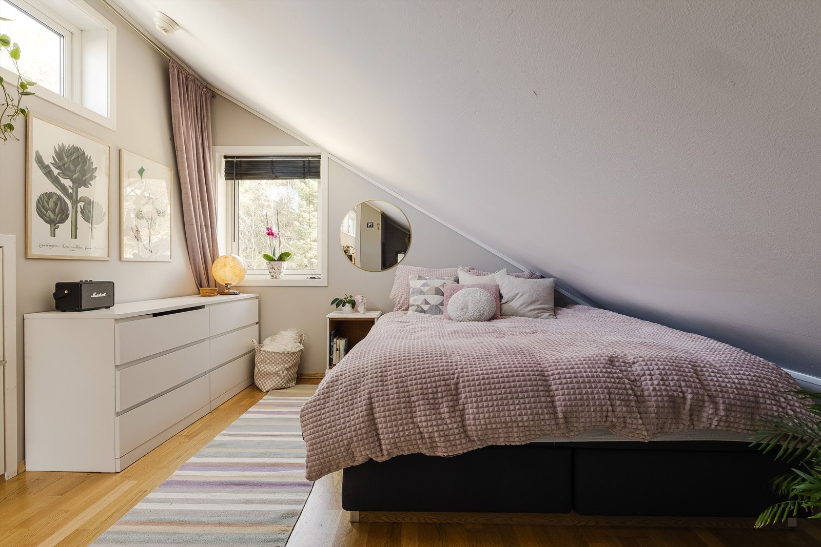 Godt med lysinnslipp og parkett på gulv Galleribilde