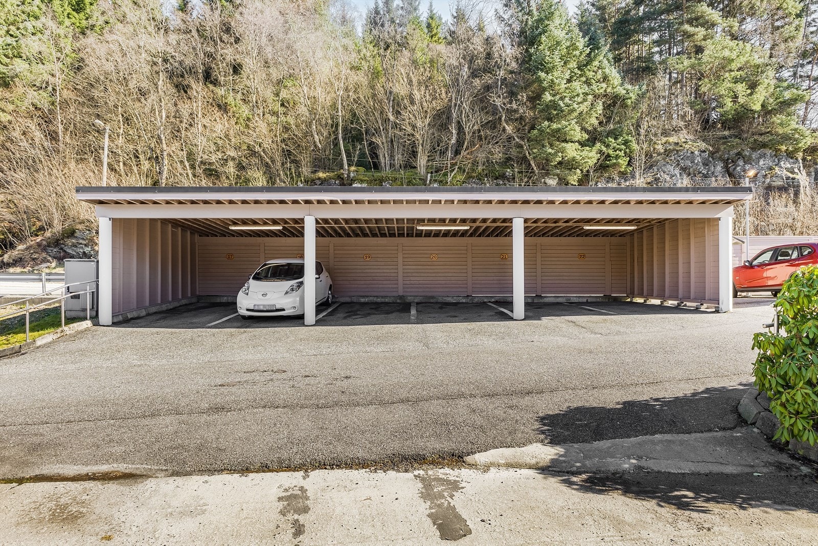 Egen fast parkeringsplass i felles carport, samt. gjesteparkering på tomten. Galleribilde