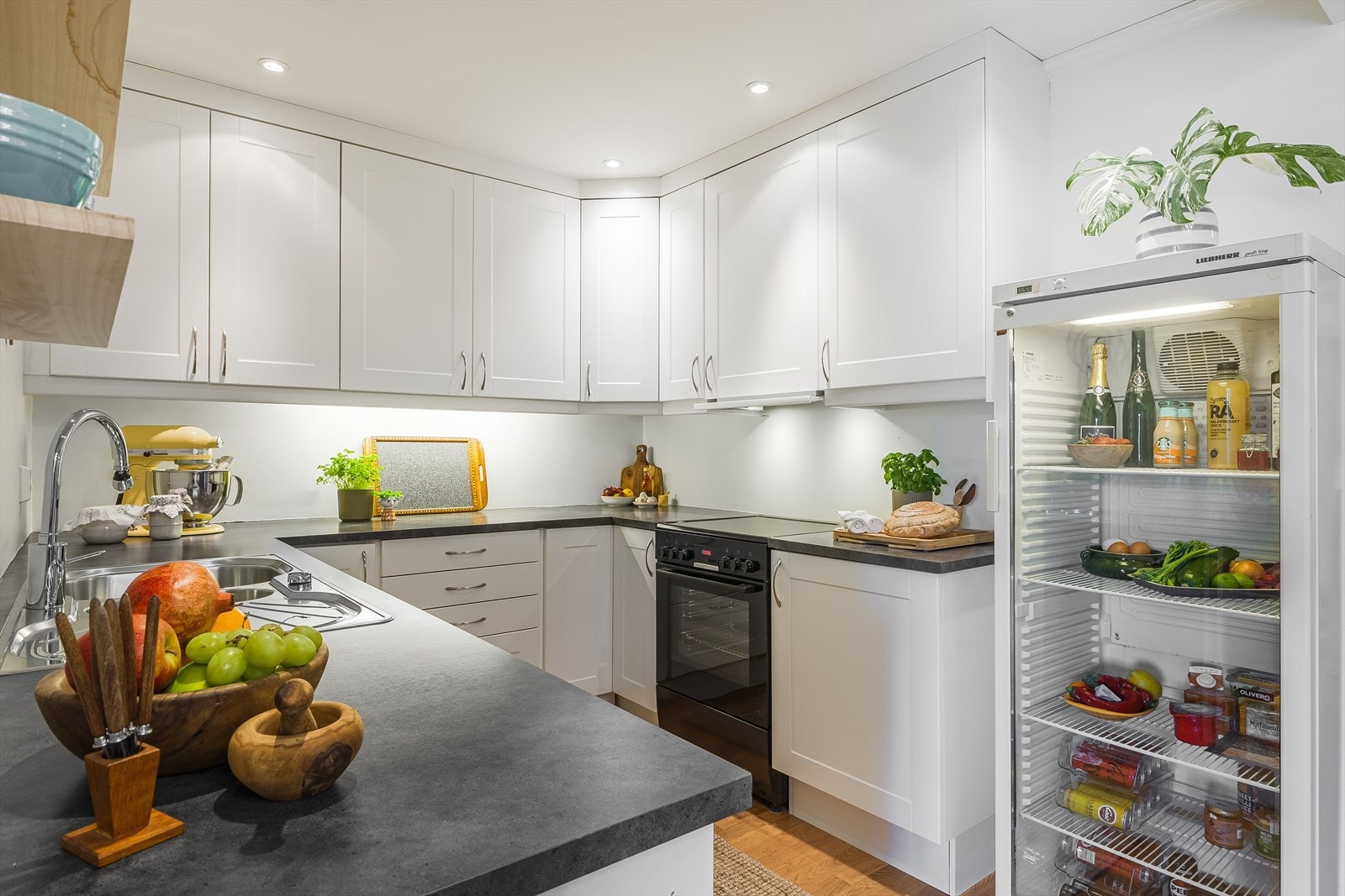 Mye skap og benkeplass Galleribilde