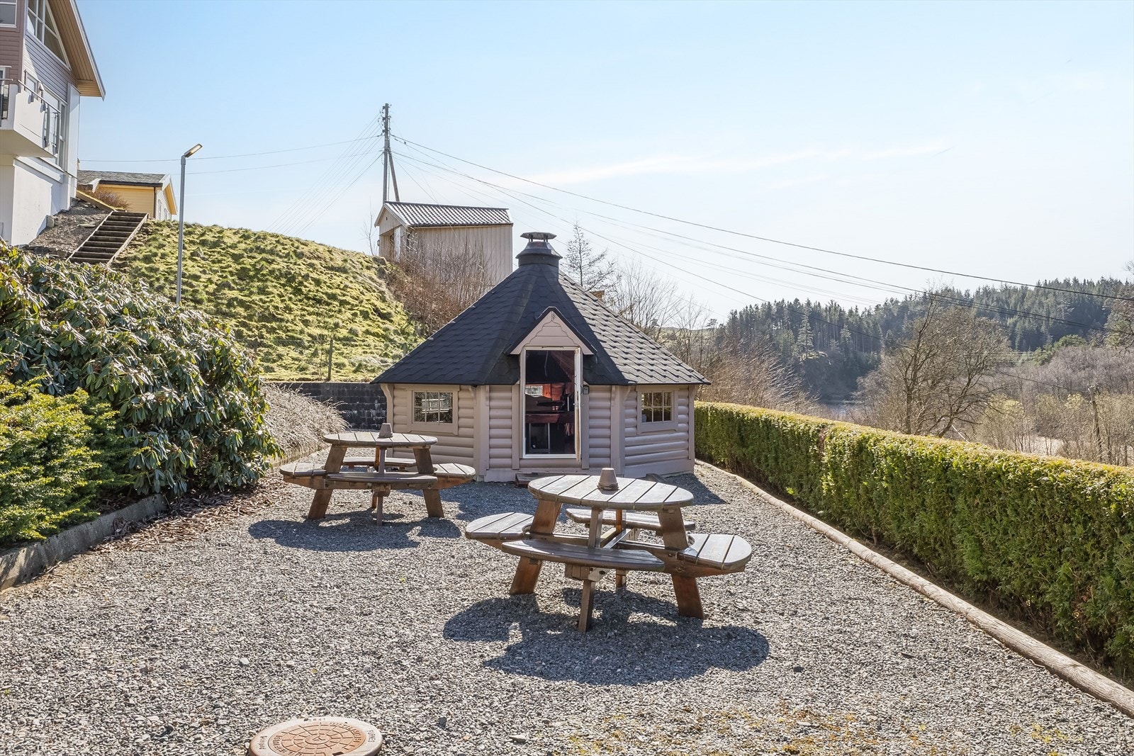 På sameiets fellesarealer finner du flotte uteplasser, blant annet lekeareal og grillhytte. Galleribilde
