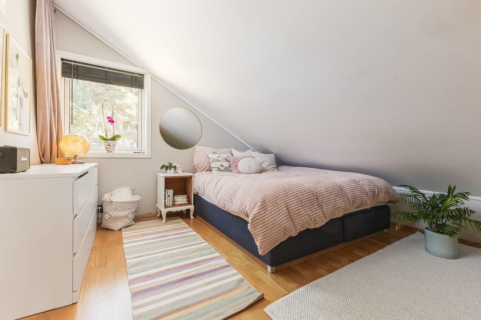 Rommet i loftsetasjen er av god størrelse og har plass til dobbeltseng, kommode, skrivebord og ellers ønsket møblement. Galleribilde