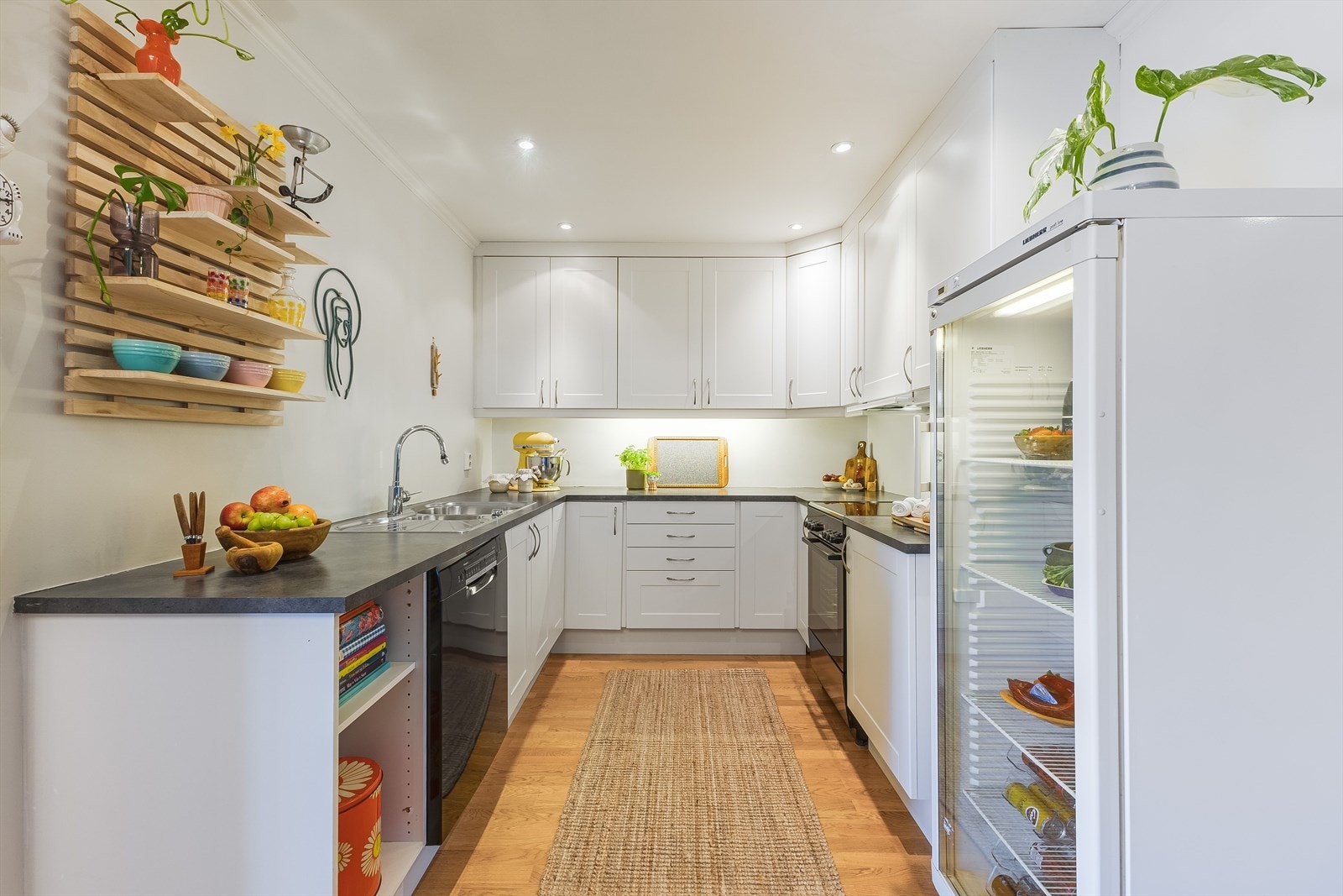 Lyst kjøkken med hvite, profilerte fronter - downlights i taket Galleribilde